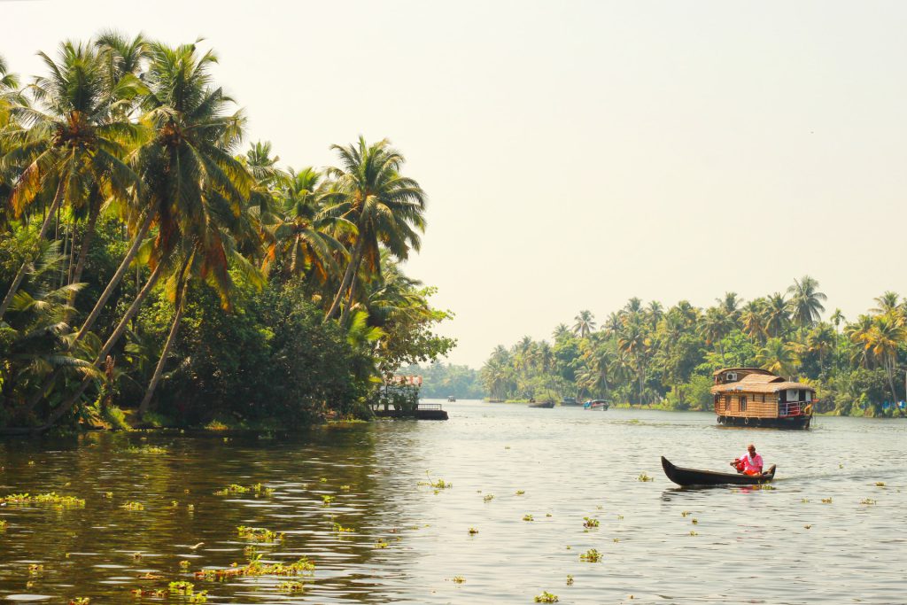 Houseboat experience in Kerala tour packages through Alleppey backwaters