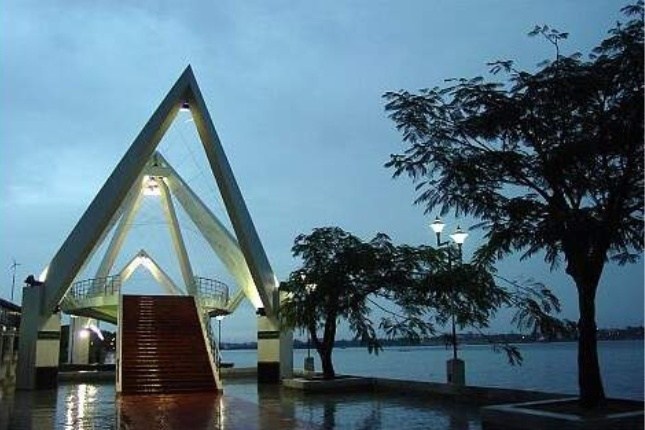 Marine Drive walkway Kochi included in Kerala tour packages