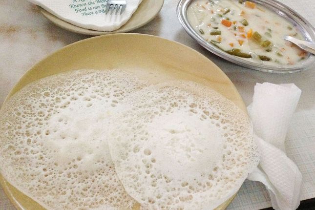 Soft Kerala appam with vegetable stew in coconut milk – must-try dish on Kerala cuisine tours