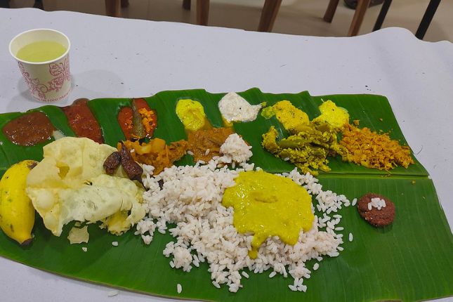 Kerala Sadya vegetarian feast on banana leaf – authentic cuisine in Kerala cultural packages