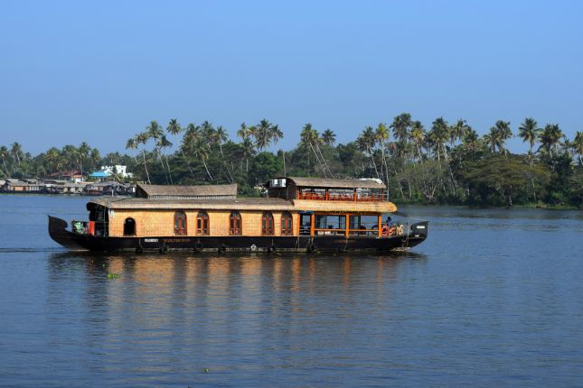 Alleppey houseboat cruising during winter – Kerala tour packages