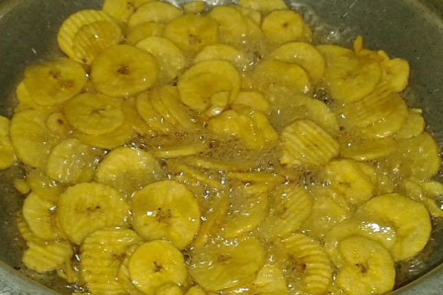 Crispy banana chips – popular Kerala snack from Foodie’s Guide to Kerala